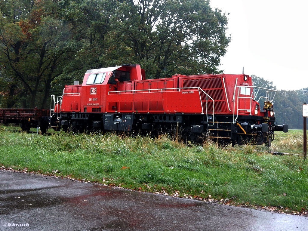 gravita 261 029-3,kurz vor der abfahrt mit 10 rungenwagen,vom bahnhof glinde,20.10.17