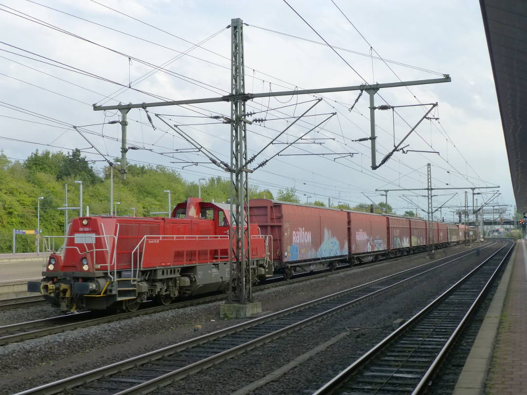 Gravita 265 009 mit einer bunten Mischung aus Güterwagen im ICE-Bahnhof Wilhlemshöhe, 3.9.15