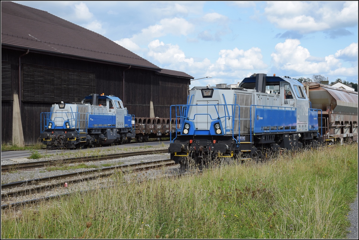 Gravita Am 847 003 'Emmen' parkt mit einigen Güterwagen während Gravita Am 847 003 'Littau' im Hintergrund rangiert. Emmenweid, August 2021.