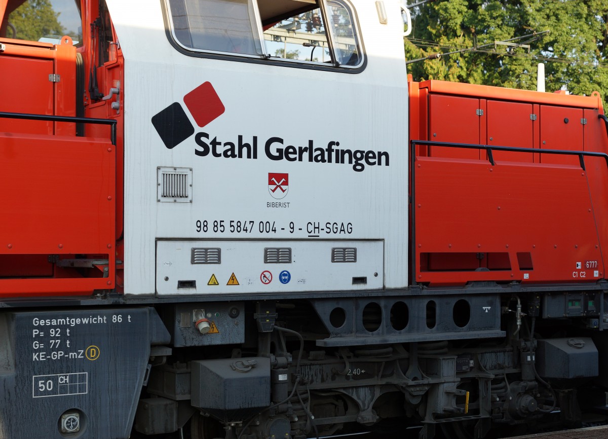 Gravita: Da an den Samstagen für das Stahlwerk Gerlafingen nur eine Güterzugszufuhr stattfindet, werden die Wagen von der Gravita und dem Rangierpersonal des Stahlwerkes weggestellt, da kein Rangierpersonal der SBB anwesend ist. Am 12. September 2015 stand für diese Leistung die Gravita  BIBERIST  im Einsatz. Die Gravita  GERLAFINGEN  wurde bereits zu einem früheren Zeitpunkt auf dieser Seite veröffentlicht. Vermehrt werden die Zufuhren nach Gerlafingen mit DB BR 185 anstatt mit SBB CARGO Re 6/6 bespannt.
Foto: Walter Ruetsch 
