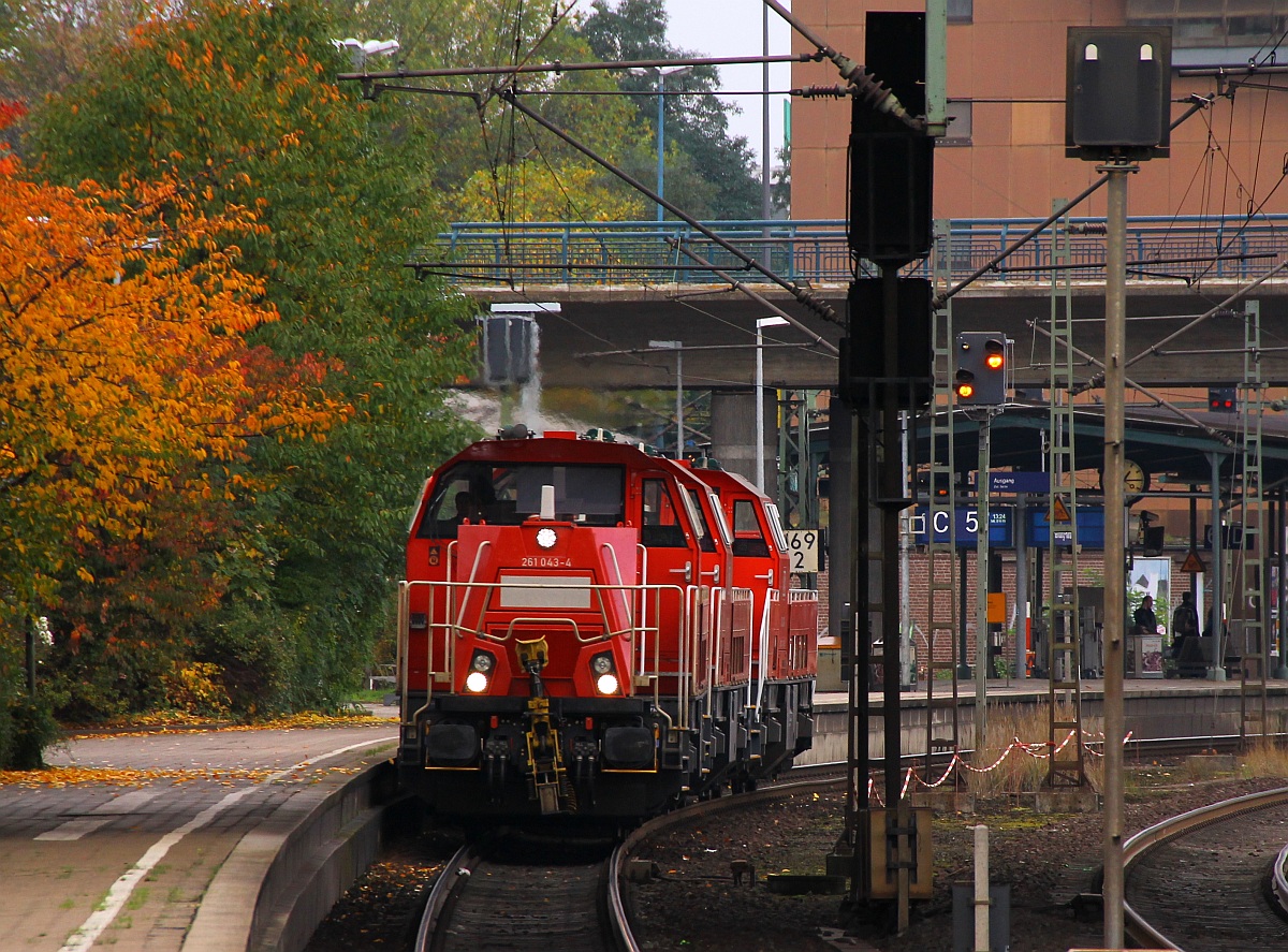 Gravita Lokzug bestehend aus 261 043-4 023-6 und 030-1 dieseln hier durch HH-Harburg. 26.10.2013