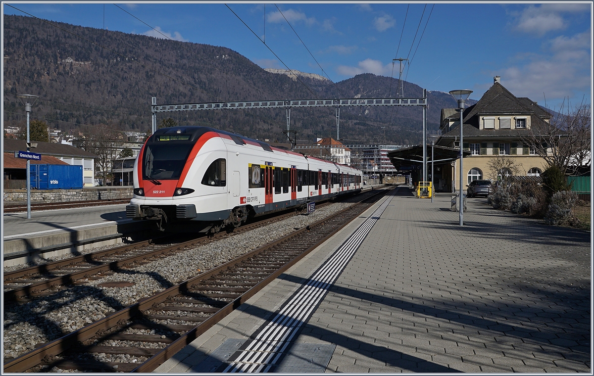 Grenchen Nord, an der MLB Strecke gelegen, welche 1913 eröffnet und vorwiegend mit französischem Kapital gebaut wurde, sollte den (Transit)-Verkehr der wenig günstig trassierte Strecken Moutier - Biel/Bienne via Tavannes übernehmen. Schon ein Jahr nach der Eröffnung brach der Erste Weltkrieg aus und als Folge kam das Elsass wieder zu Frankreich und fortan lief der internationale Verkehr wieder vorwiegend über Basel und den Gotthard. Die MLB diente nun in erster Linie dem Inlandverkehr Basel - Biel/Bienne. Seit der Wiedereröffnung der Strecke Delle - Belfort (9.12.2018) verkehren praktisch im Stundentakt wieder Züge nach Frankreich, auch wenn diese meist dem lokalen Verkehr dienen. Im Bild verlässt der RABe 522 211 als RE 18171 von Meroux TGV nach Biel/Bienne nach der Kreuzung des bereits weiter gefahrenen RABe 522 209 den Bahnhof Grenchen Nord.
22. Februar 2019 