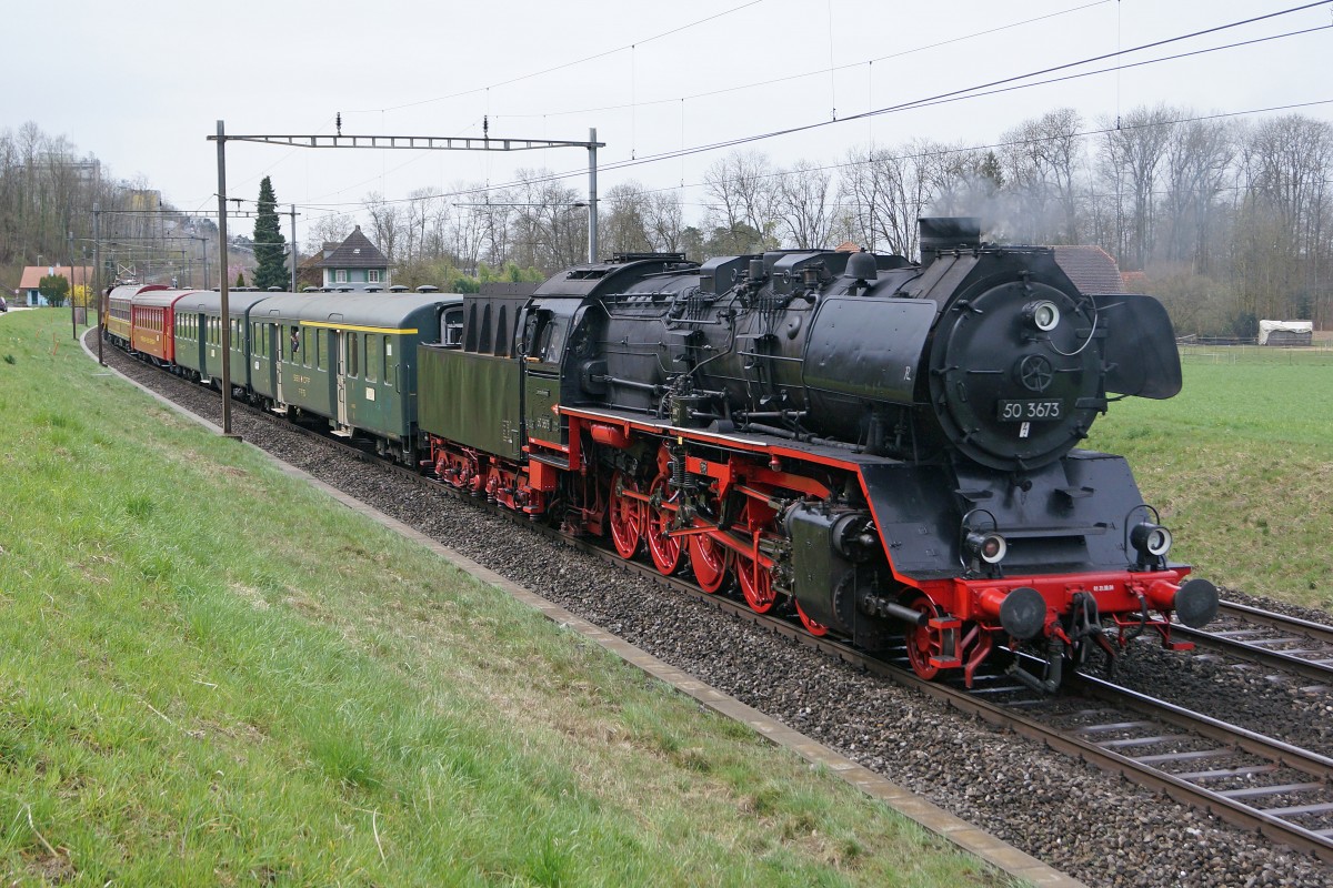 Grosse Frhlingsfahrt mit der Grossdampflok 503673 vom 11. Mrz 2015. Die Nostalgielok Be 4/4 Nr. 14 ex BT brachte den Sonderzug bis nach Olten Hammer, wo er durch die 50673 bernommen wurde. Die Be 4/4 14 wurde am Schluss des Zuges angehngt, um Umfahrungen zu vermeiden. Beim Wasserfassen in Lyss kam es zu einer Begenung mit der 01 202. Diese Aufnahme ist bei Busswil entstanden.
Foto: Walter Ruetsch