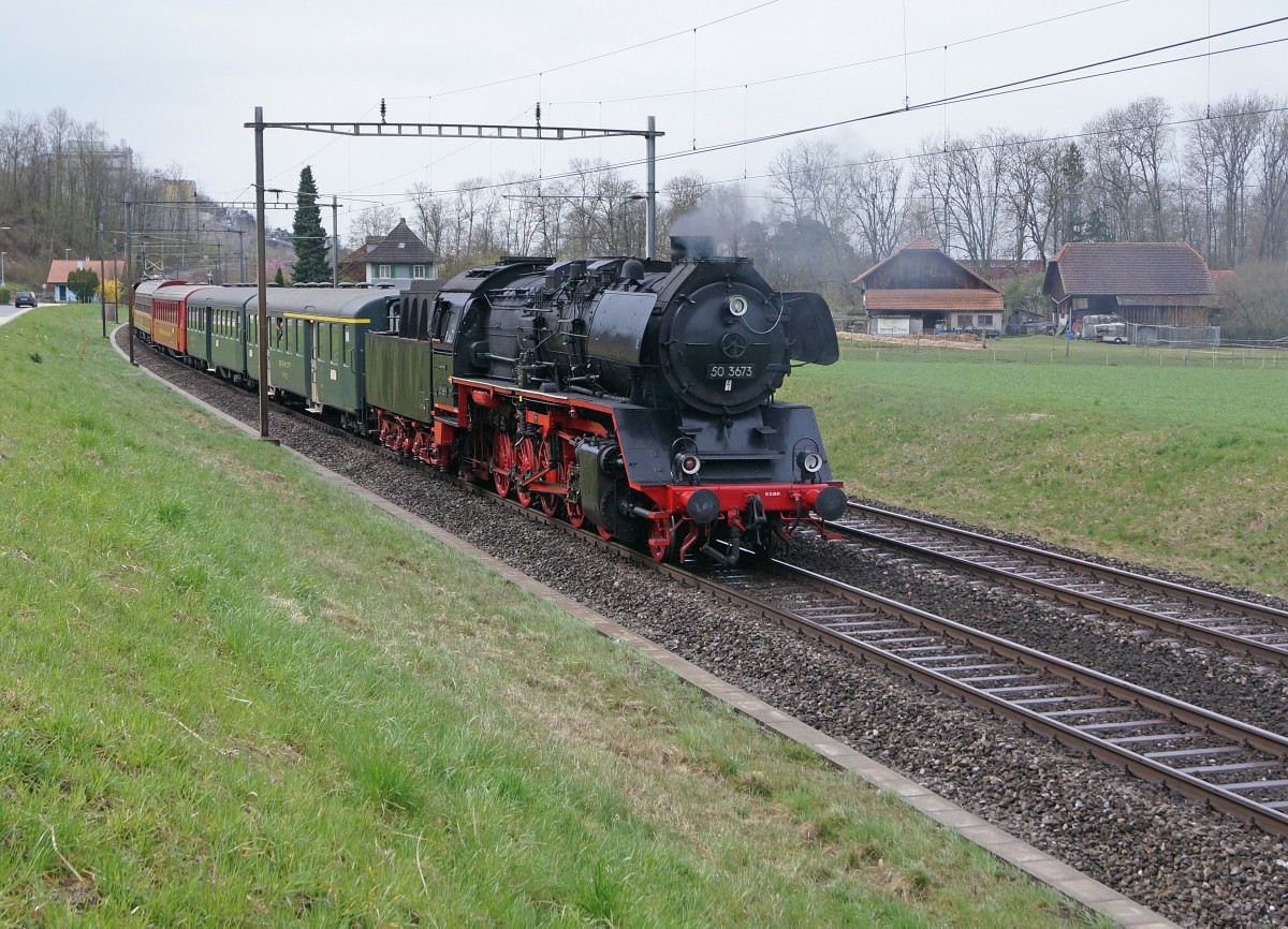 Grosse Frhlingsfahrt mit der Grossdampflok 503673 vom 11. Mrz 2015. Die Nostalgielok Be 4/4 Nr. 14 ex BT brachte den Sonderzug bis nach Olten Hammer, wo er durch die 50673 bernommen wurde. Die Be 4/4 14 wurde am Schluss des Zuges angehngt, um Umfahrungen zu vermeiden. Beim Wasserfassen in Lyss kam es zu einer Begenung mit der 01 202. Diese Aufnahme wo die 503673 geschleppt wird, ist bei Busswil entstanden.
Foto: Walter Ruetsch