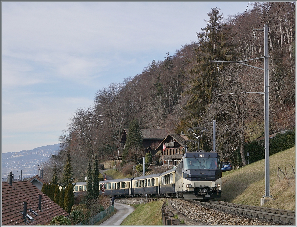 Grosse Überraschung: Der MOB GoldenPass Belle Epoque PE 2224 von Montreux nach Zweisimmen verkehret heute mit der MOB Ge 4/4 8002 an der Spitze und einem Alpina-Triebwagen am Schluss, wobei letzter dank der hier gewählten Fotostelle kurz nach Chernex praktisch nicht zu sehen ist.

9. Januar 2021