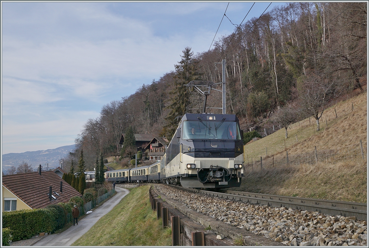 Grosse Überraschung: Der MOB GoldenPass Belle Epoque PE 2224 von Montreux nach Zweisimmen verkehret heute mit der MOB Ge 4/4 8002 an der Spitze und einem Alpina-Triebwagen am Schluss, wobei letzter dank der hier gewählten Fotostelle kurz nach Chernex praktisch nicht zu sehen ist.

9. Januar 2021