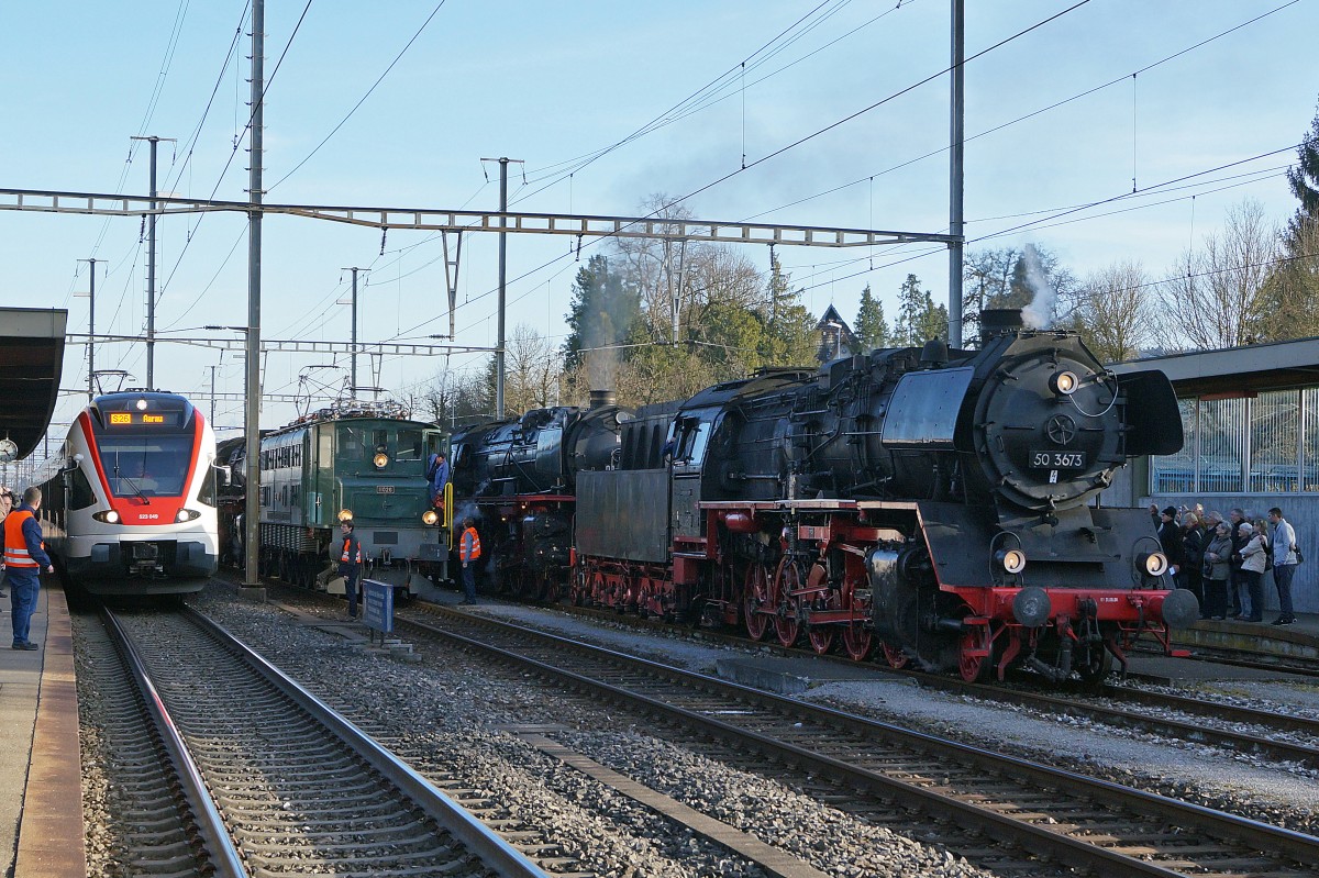 Grosser Bahnhof Wohlen: Die Ankunft des Dampfzuges mit drei Dampflokomotiven vermochte eine sehr grosse interessierte Zuschauermenge zu mobilisieren. Fr einen kurzen Moment kam es am 7. Mrz 2015 in Wohlen zu einem Zusammentreffen vor drei Generationen.
Foto: Walter Ruetsch 
