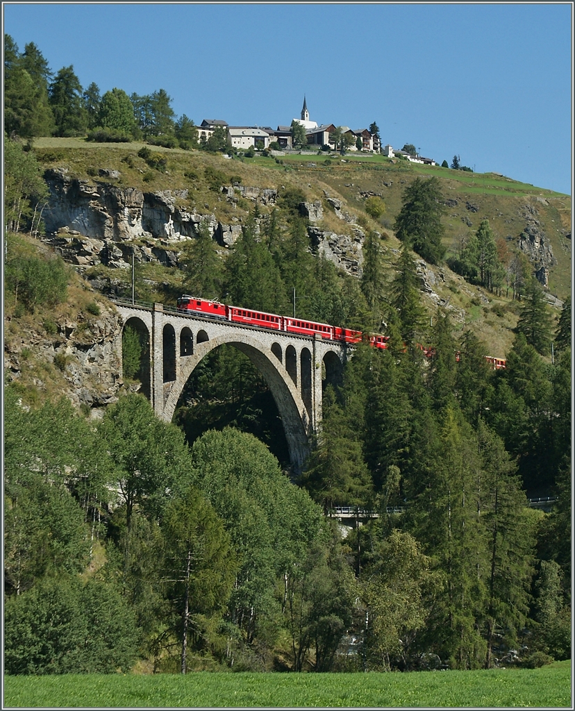Guarda (Schauen) heisst der Ort hoch oben auf dem Berg - Schauen und Geniessen werden wohl auch die Reisenden des RE von Scuol nach Pontresina mit einer Ge 4/4 II.
11. Sept. 2011