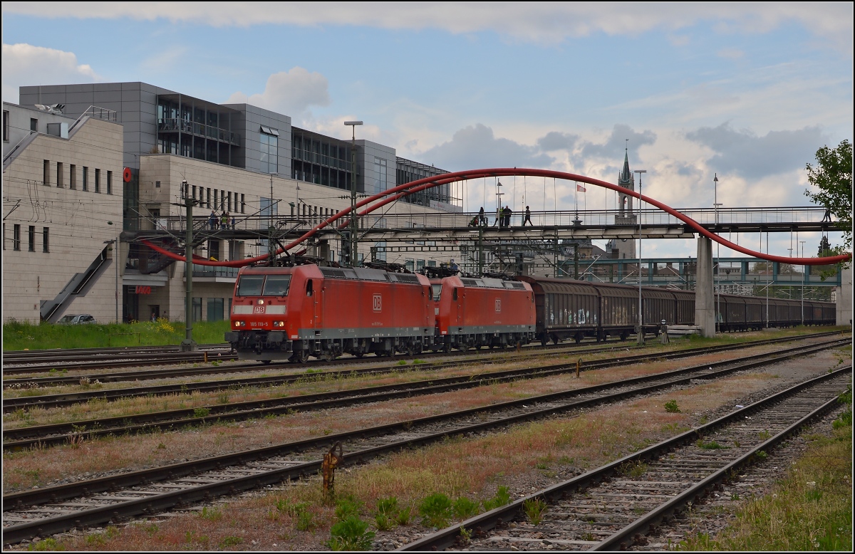 Güterverkehr in die Schweiz. 

Zwei 185er mit Schweizausrüstung warten auf die Abfahrt in die Schweiz unter der Bodenseewelle im Bahnhof Konstanz. Vorne 185 119-5, dahinter 185 091-6. Mai 2014.