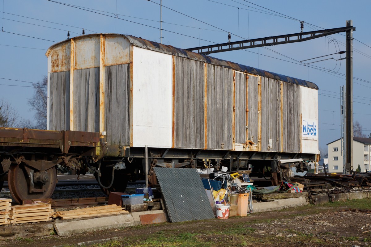 Güterwagen: ERHALTUNG ANSTATT VERSCHROTTUNG. Dieser letzte in der Schweiz noch vorhandene Kühlwagen P 23 85 849 1801-1 (ehemals Sais AG Horn/TG, Baujahr 1951), mit dem ursprünglichen Holzkasten, der dem Bahnhofumbau Busswil weichen muss, wurde von IG Schiene Schweiz im letzten Moment gerettet. Bis zum Abtransport nach Frauenfeld war er während 30 Jahren im Besitz vom N-Bahn-Club-Busswil (NBCB). Die Aufnahme entstand am 27. Februar 2016.
Foto: Walter Ruetsch    
