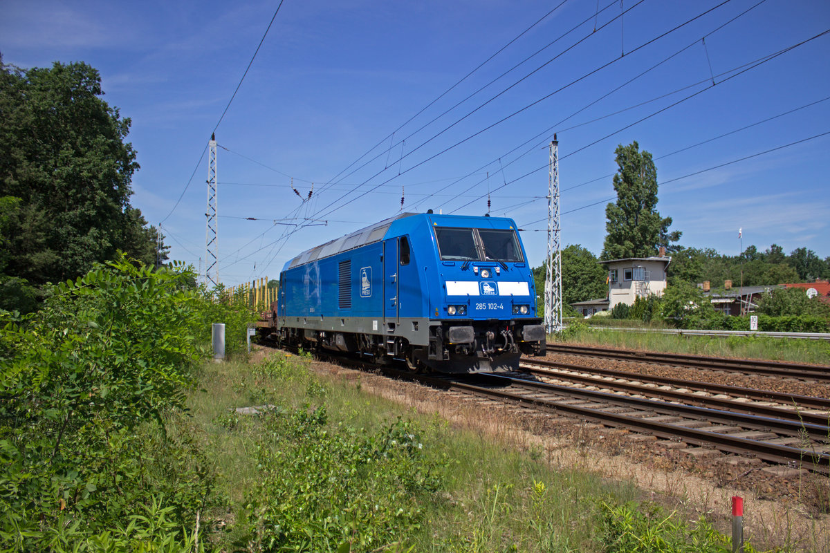 Gterzge waren rar, am 07.06.2016, dies hier ist der einzige 285 102 der PRESS, die eigentlich auf die Nummer 76 002 hrt und in Belgien immatrikuliert ist, zieht, vom Berliner Auenring kommend, einen Leerzug Rungenwagen in Richtung Frankfurt.