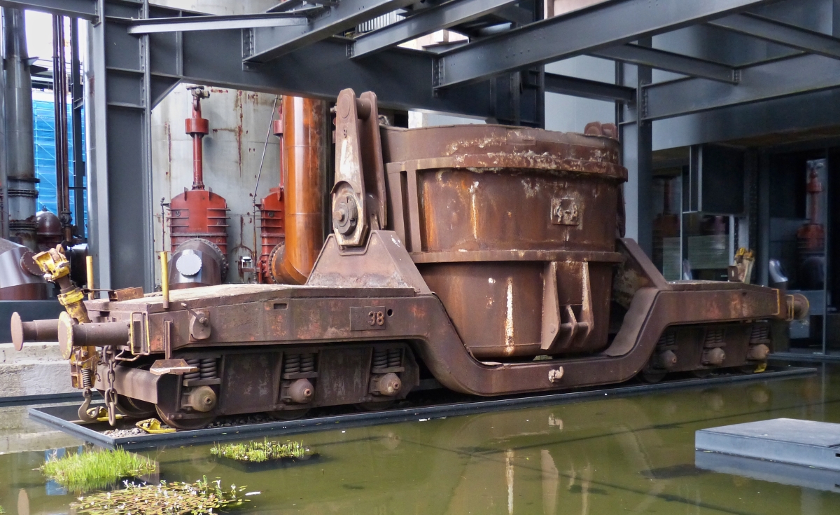 Gupfannenwagen Nr. 1038 mit Pfanne Nr. 4; der Arbed, gebaut von Paul Wurth, Bj. 1967; LP 12000 mm; Fassungsvermgen 12 m; im Einsatz bis 1991. (Info bei Rail.lu.), steht unter dem Industriedenkmal Hochofen auf Esch Belval. 14.04.2021