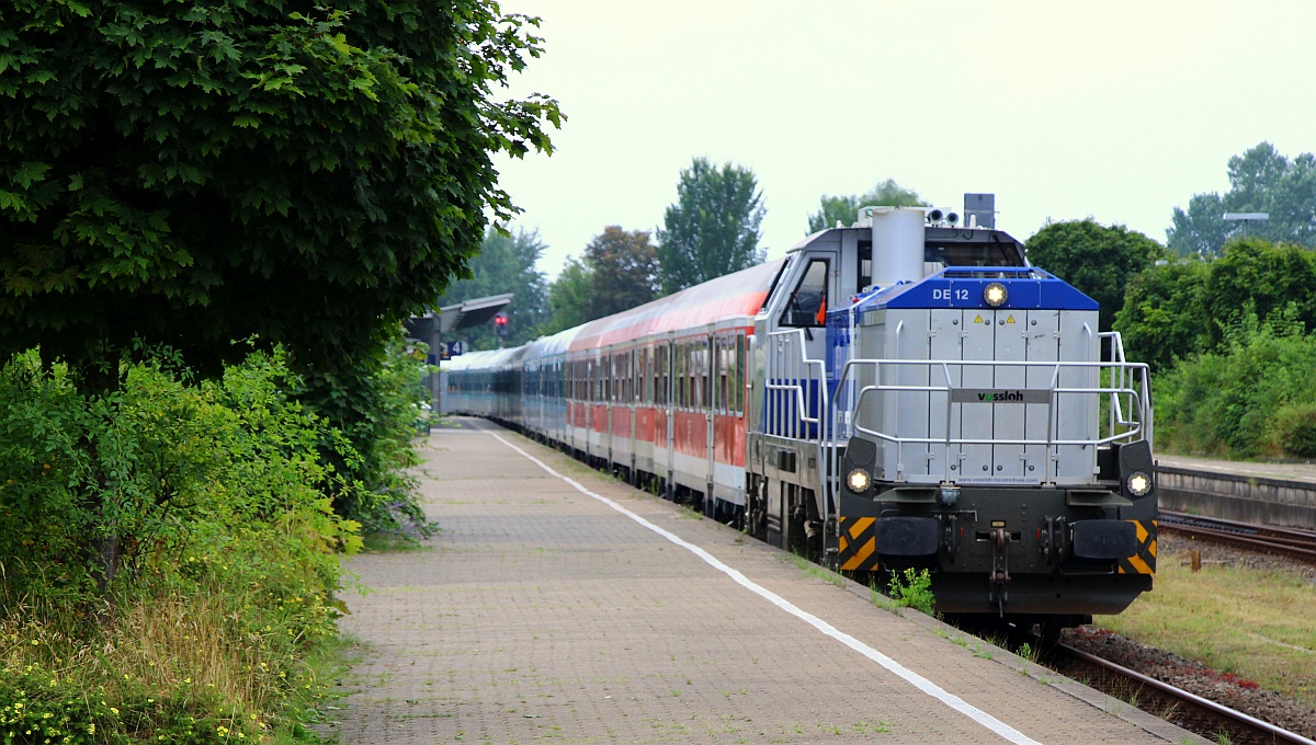 Gut 45 min nach der Ausfahrt kam die DE 12 mit den 10 Wagen der GfF aus Crailsheim wieder in den Bhf Husum gedieselt. 19.08.2022