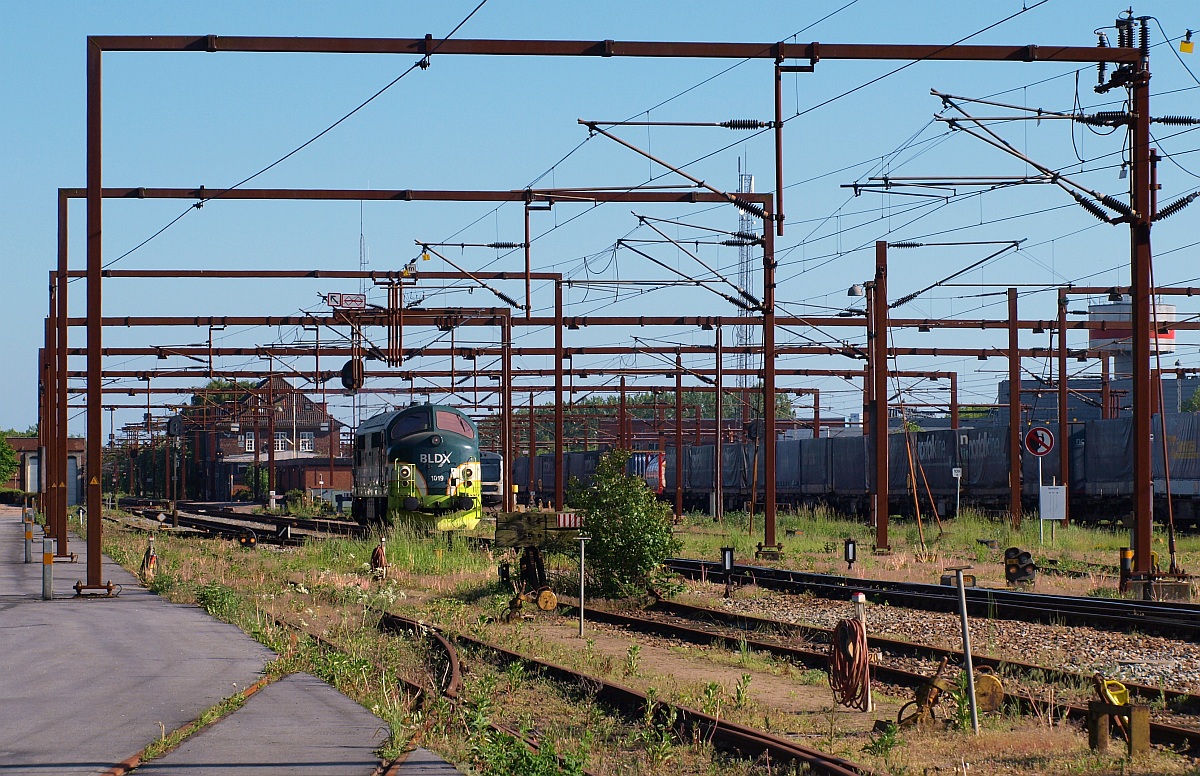 Gut getarnt und kaum zu erkennen rollt die BLDX Mx 1018 auf Rangierfahrt durch den Bahnhof von Padborg. 04.06.2010