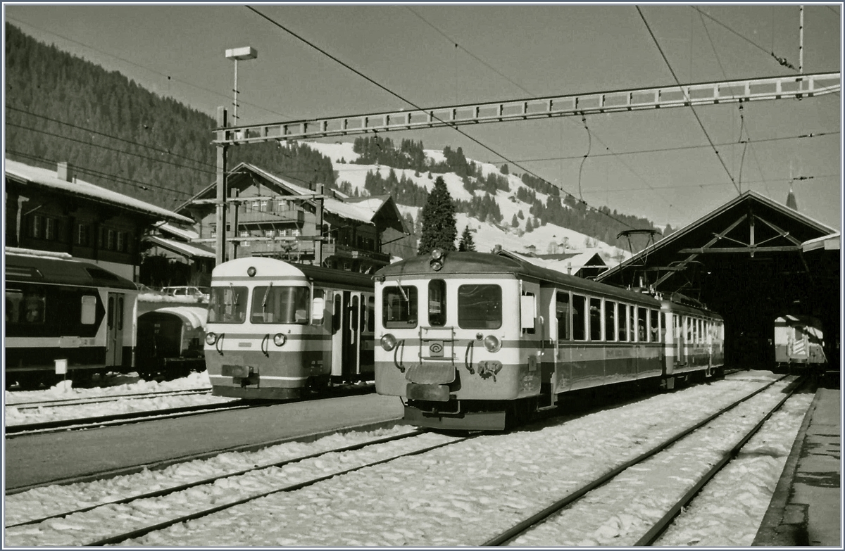 Gut zwei Wochen nach dem Durchzug des Orkans  Lothars  fuhr die SEZ wieder elektrisch, die MOB immerhin teilweise, und so entstand in Zweisimmen dieses Bild eines Regionalzugs in die Lenk und eines Bt im Hintergrund.
13. Januar 2000