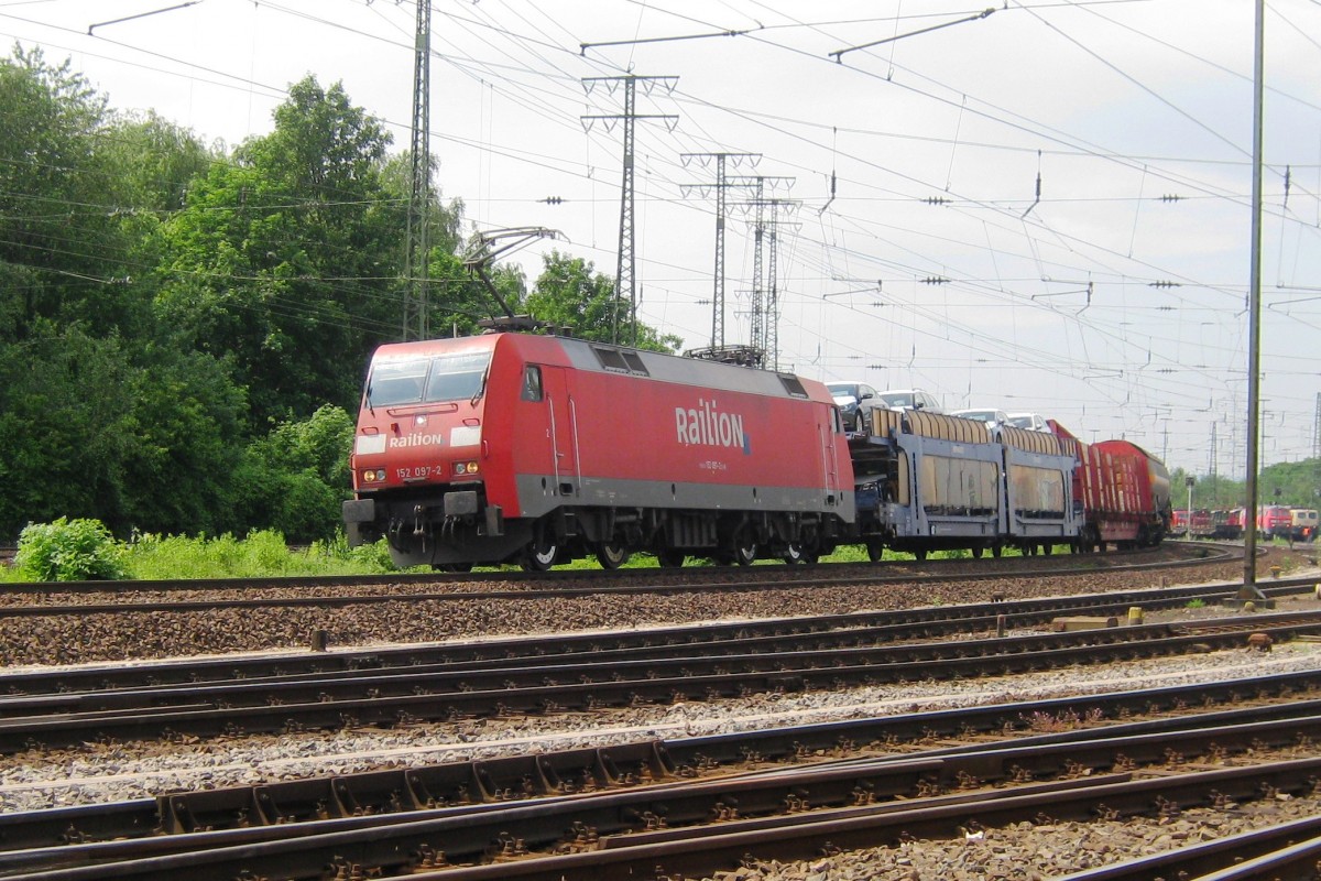 Gutzerzug mit 152 097 durchfahrt Koblenz-Lützel während der jahrlicher Lokparade am 2 Juni 2012.