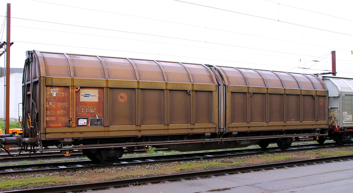 H-RCH 21 55 2461 099-9 Gattung Hbbillnss, zweiachsiger Schiebewandwagen der RailCargoHungaria, Pattburg 02.05.2014