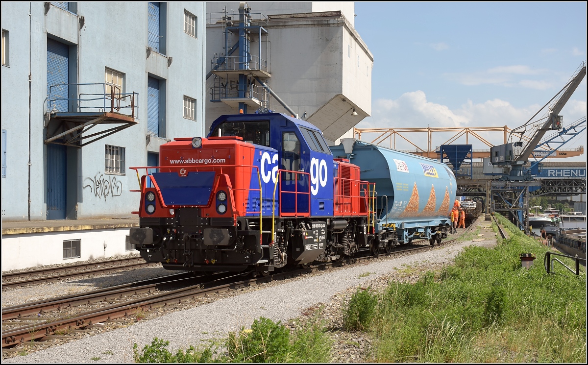 Hafenbahn Kleinhüningen. Die neue Hybridlok der SBB mit deutscher NVR-Nummer 90 80 1002 022-4 D-ALS. April 2018.