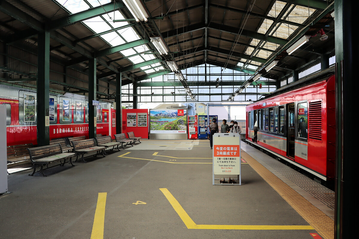 Hakone Tozan Bahn, Partnerbahn der RhB: Endstation Gôra, mit Wagen 2005 rechts und einem Pseudo-Berninabahnwagen links. 12.April 2022 