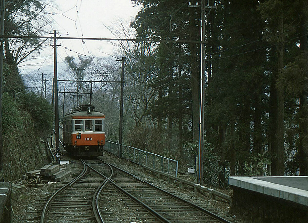 Hakone Tozan Tetsudô, Partnerbahn der RhB: Einfahrt des Wagens 109 in die Kreuzungsstation Miyanoshita. 4.März 1980. 109 stammt aus der Serie 108-110 von 1927 und wurde 2021 abgebrochen. (Zwei weitere ähnliche Wagen 111 und 112 wurden 1935 aus Reservematerial hergestellt). 