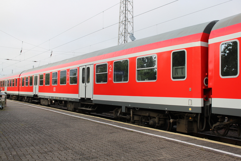 Halberstädter Mitteleinstiegswagen der Bauart Bydz 439.9 von DB Regio AG Region Nordost Rostock Hbf am Morgen des 26.05.2017 in Warnemünde.