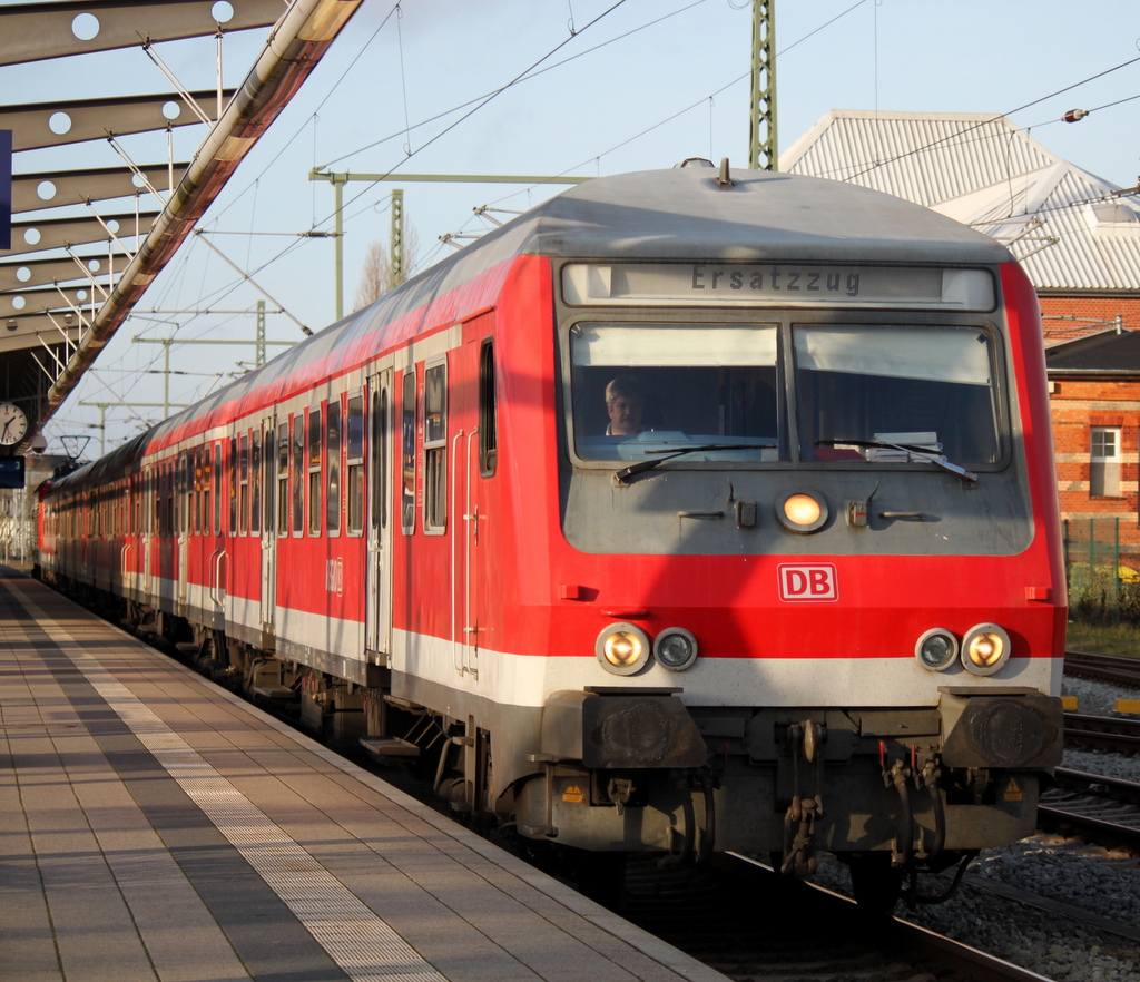 Halberstdter Steuerwagen als IRE 18539 von Rostock Hbf nach Berlin Hbf (tief)bei der Ausfahrt um 13:33 Uhr im Rostocker Hbf.23.12.2013