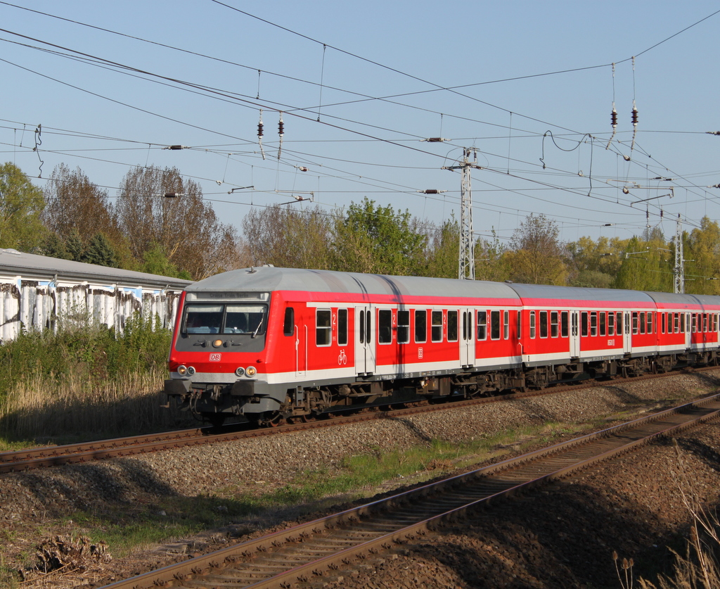 Halberstdter Steuerwagen als Sonderzug 13292 von Berlin-Gesundbrunnen nach Warnemnde bei der Durchfahrt gegen 18:11 Uhr in Rostock-Marienehe.07.05.2016