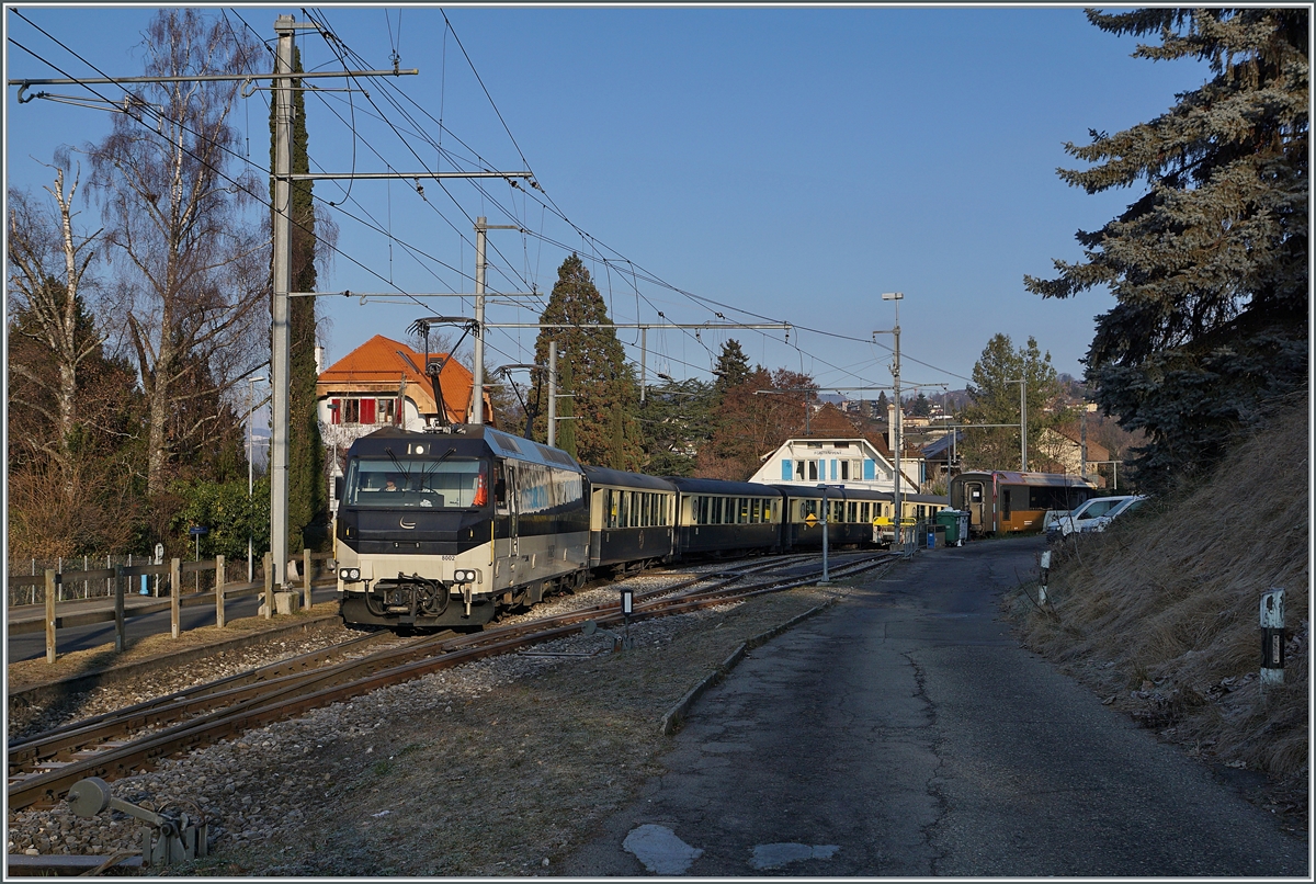  Halt auf Verlangen  wurde beim MOB GoldenPass Belle Epoque Zug 2214 auf der Fahrt von Montreux nach Zweisimmen nicht gewünscht, so dass ich meinen Fotostandpunkt für das zweite Bild in Fontanivent nicht wechseln konnte, trotzdem bekam ich praktisch den ganzen Zug auf Bild mit der Ge 4/4 8002, den vier Belle Epoque Wagen und zumindest andeutungsweise den am Schluss mitlaufenden ABe 4/4 9302. 

10. Januar 2021