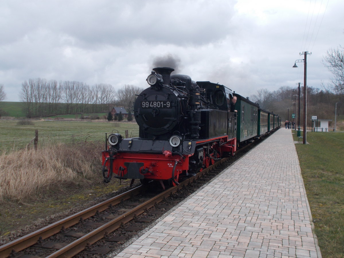 Halt für die 99 4801,am 31.März 2016,an der Station Serams.