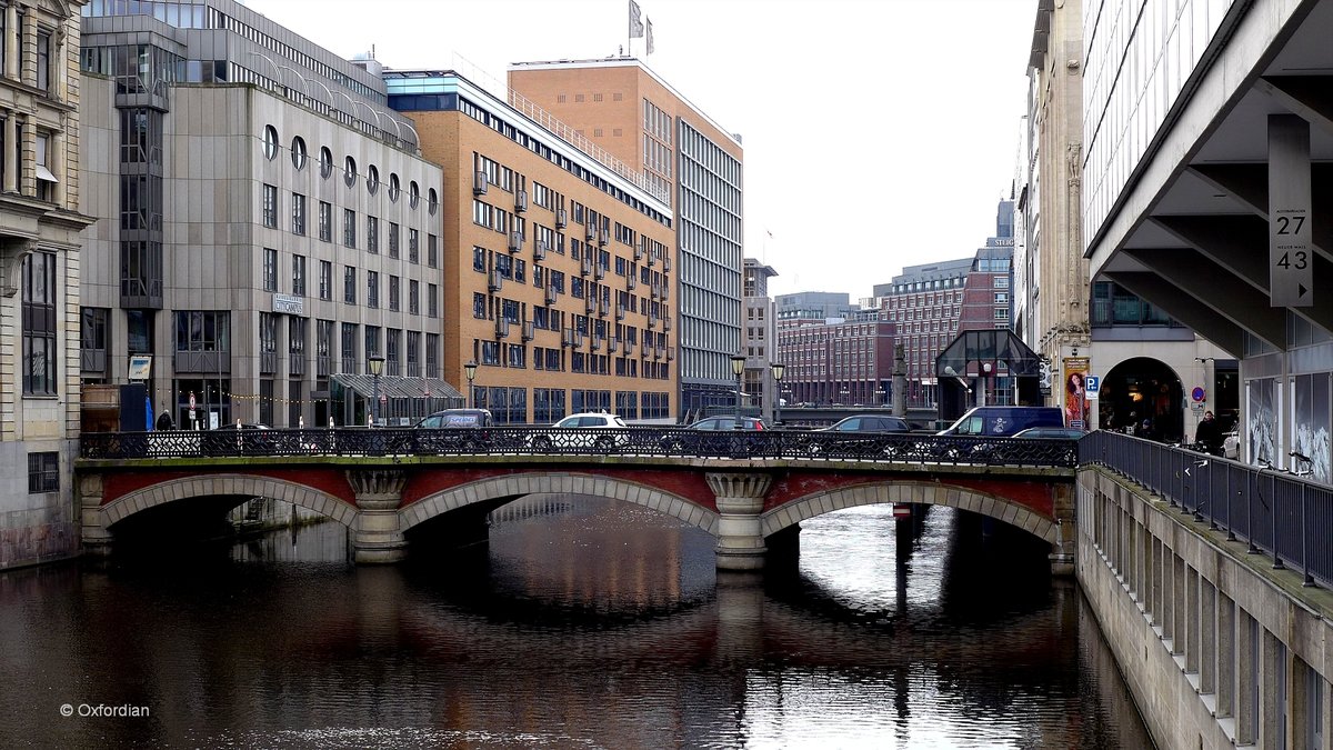 Hamburg, Adolphsbrücke über das Alsterfleet. Baujahr der Brücke 1854, Länge 36 m, Weite 11,4 m.