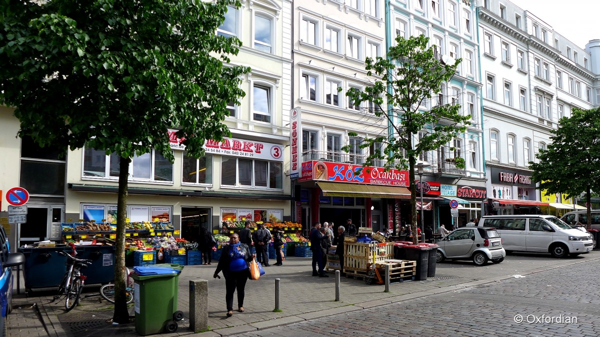 Hamburg-St. Georg, Einzelhandel und Multikulti am Steindamm.