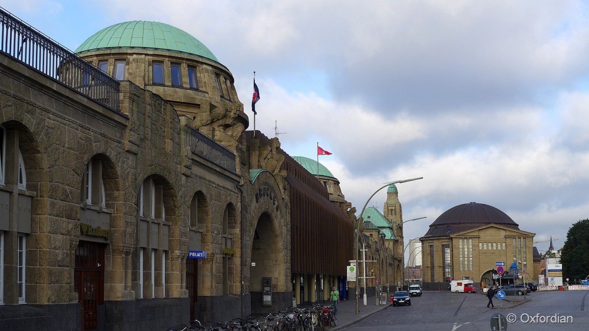 Hamburg - St. Pauli Landungsbrücken und Alter Elbtunnel.