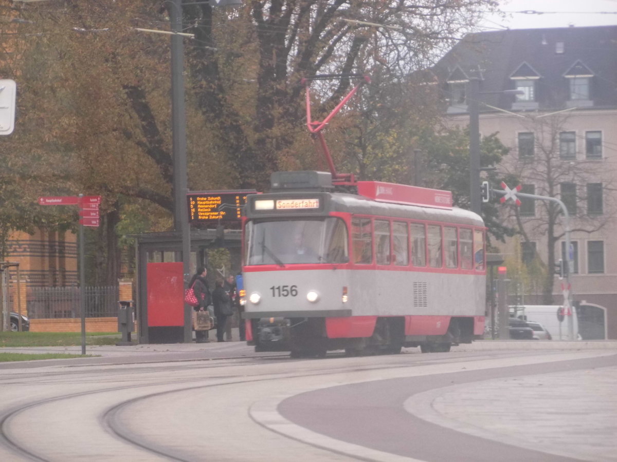 HAVAG Wagen 1156 als Sonderfahrt unterwegs in Halle (Saale).
Hier fährt der T4D an der Haltestelle Am Steintor vorbei am 28.10.17