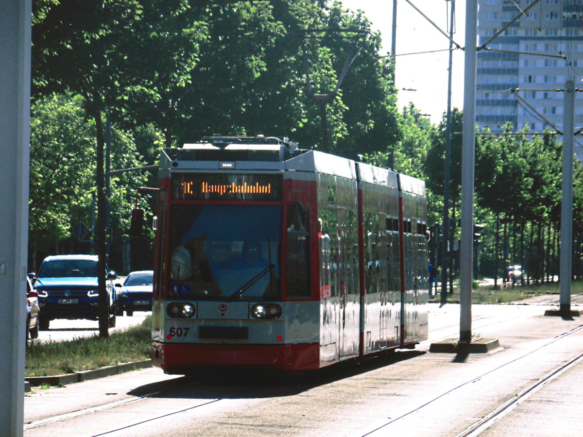 HAVAG Wagen 607 kurz vor der Haltestelle Halle, Schwimmhalle am 19.6.17