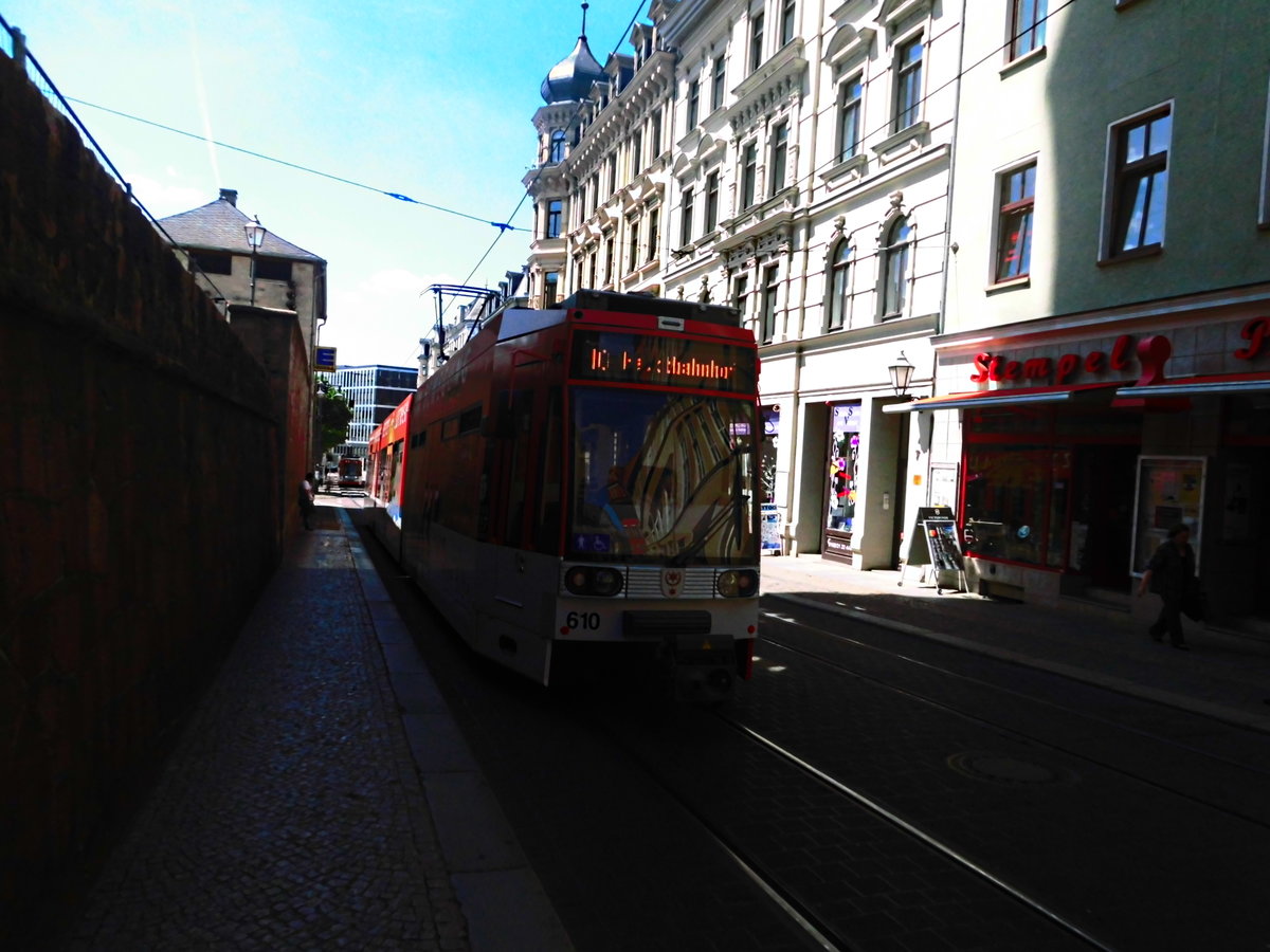 HAVAG Wagen 610 kurz vor der Haltestelle Halle, Marktplatz am 14.6.17