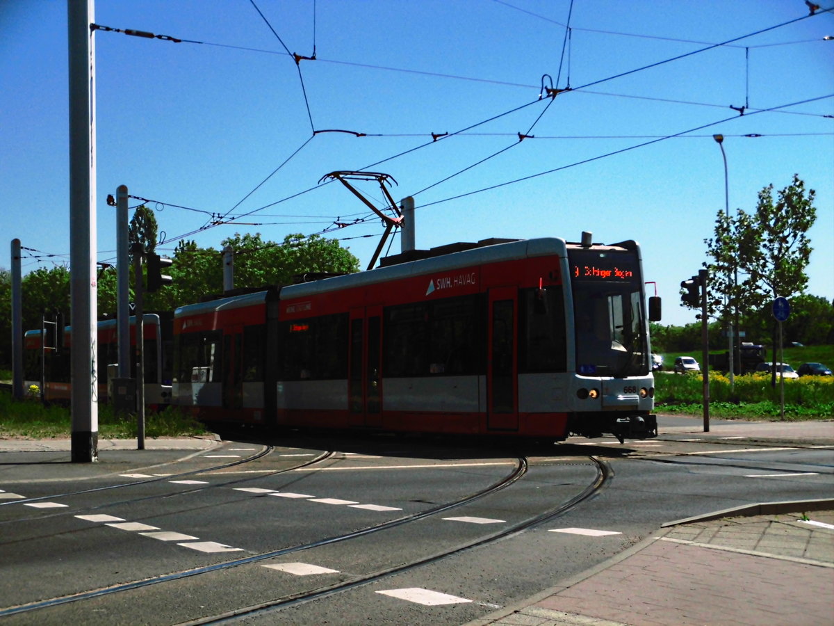 HAVAG Wagen 668 und 66X als Linie 9 mit ziel Gttinger Bogen  beim einfahren in die Haltestelle Rennbahnkreuz am 8.5.18