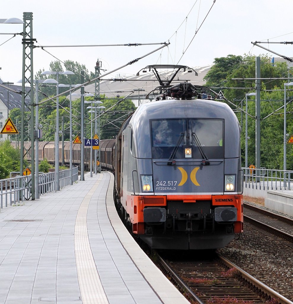 HCR 182 517/242.517  Fitzgerald  rumpelt hier mit dem DGS 45684 aus Dortmund durch den Bahnhof Rendsburg. 14.06.2013