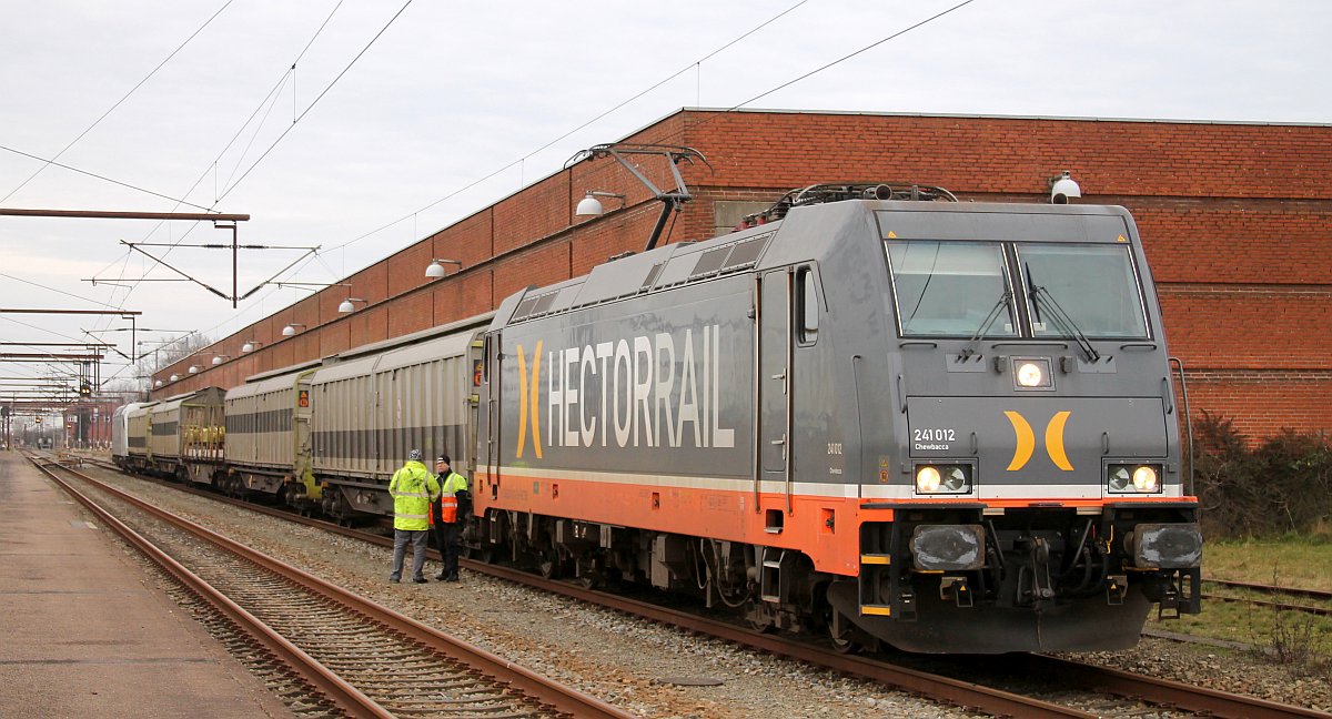 Hectorail 241.012 stellte 2 weitere RADVE Kuppelwagen dem eingefahrenen RADVE-Zug bei. Pattburg 28.12.2019