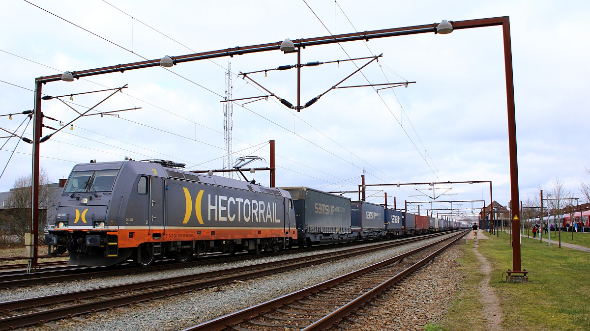 Hectorrail 241.005-6  Solo  wartet mit ihrem KLV auf Ausfahrt in Pattburg/DK. 06.03.2022