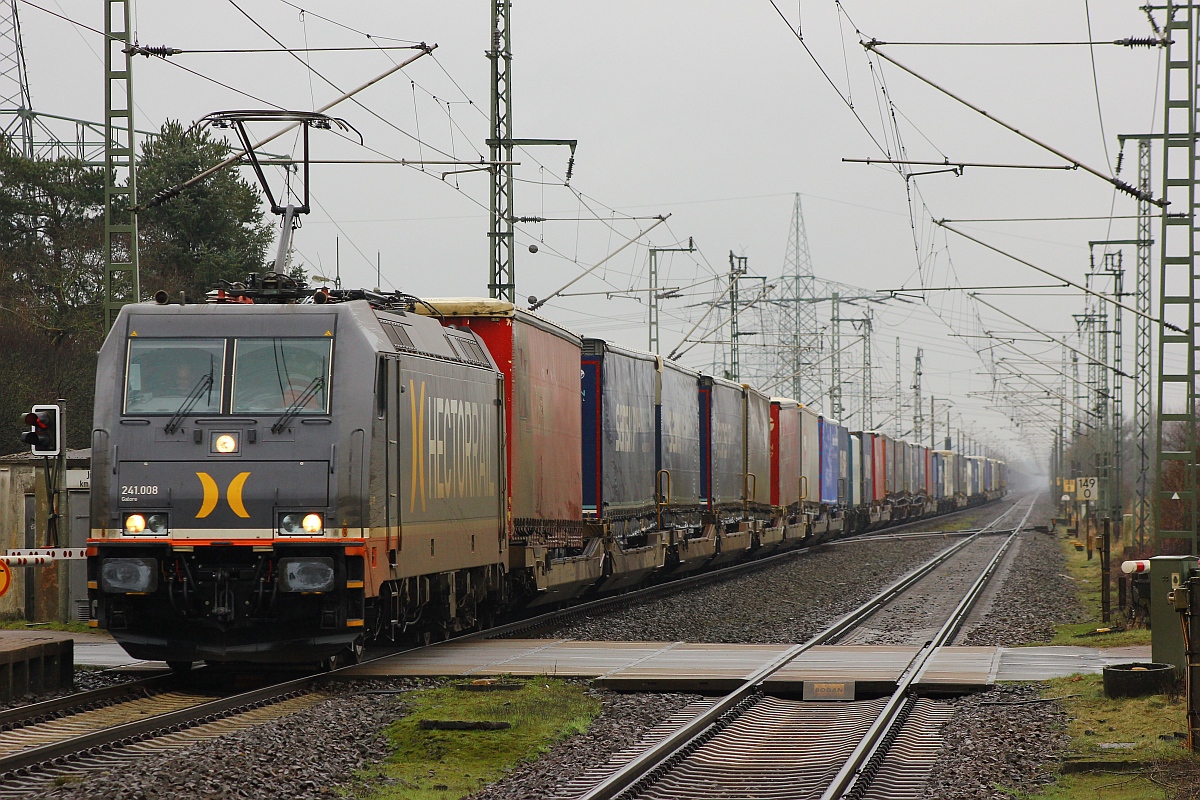 Hectorrail 241.008  Galore  rumpelt hier mit einem KLV Zug durch Jübek. 27.07.2015