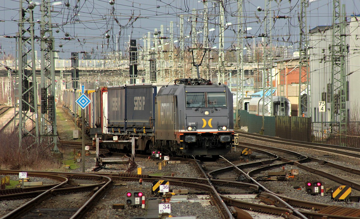 Hectorrail 241.010 musste den Dänen IC passieren lassen und darf Neumünster nun Richtung Hamburg verlassen. Neumünster 25.02.2020