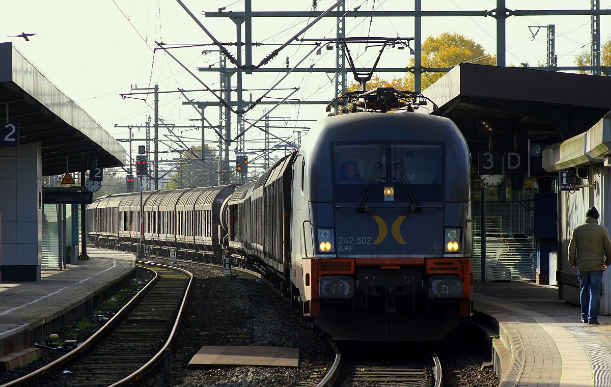 Hectorrail 242.502  Zurg  rumpelt hier aus Dortmund kommend mit dem  Papier-Express  Richtung Dänemark durch Neumünster. 23.10.2015