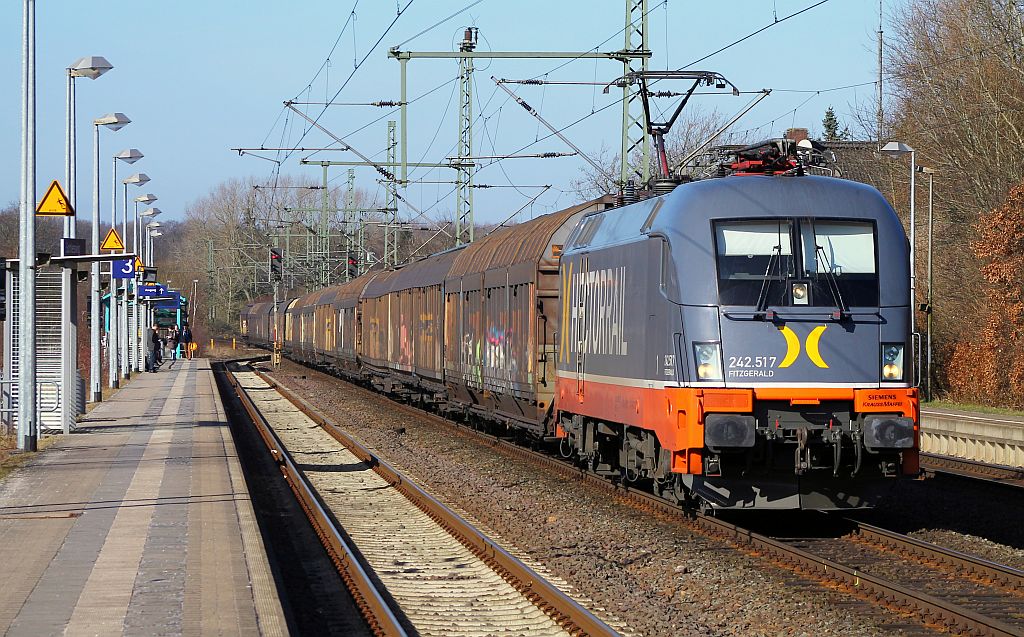 Hectorrail 242.517(182 517-3)  Fitzgerald  rumpelt hier mit freundlichem Gruß des Tf durch Schleswig, Fahrziel ist Dortmund. 01.03.2013