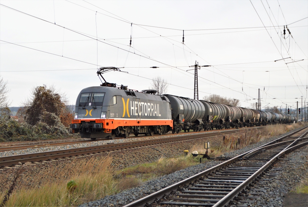 Hectorrail 242.532 „Lightyear“ mit einem Kesselwagenzug in Richtung Bad K�sen, am 26.11.2020 in Naumburg.
