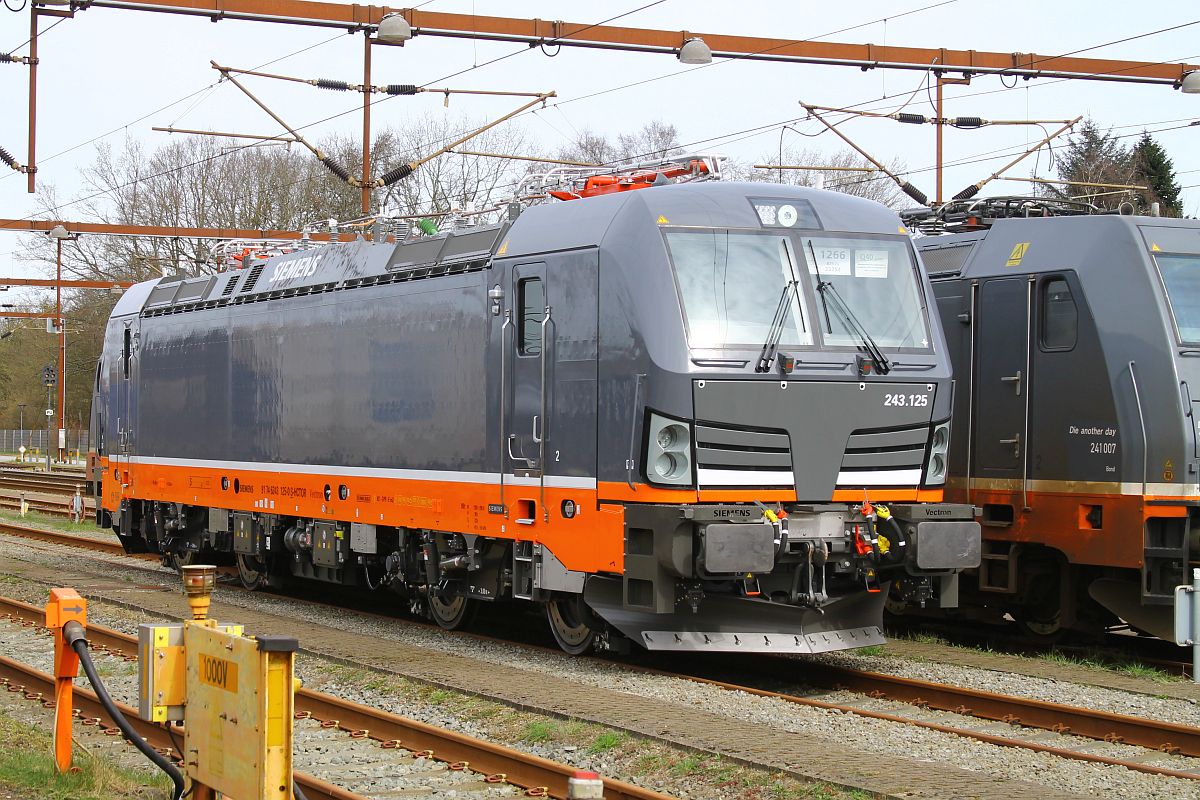 Hectorrail 243.125 wartet in der Nordabstellung von Pattburg auf den Weitertransport nach Schweden 04.04.2023
