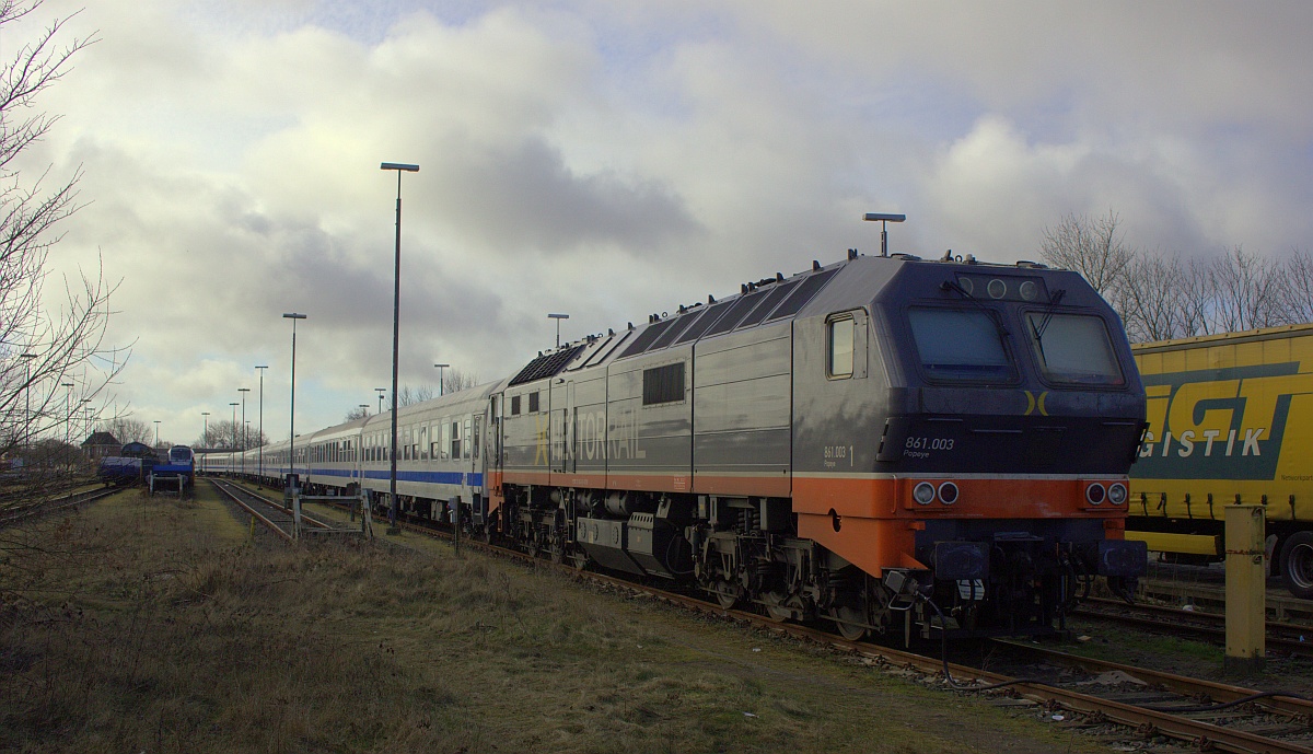 Hectorrail 861.003  Popeye  mit RDC Zug abgestellt im Gbf Niebüll. 06.03.2021