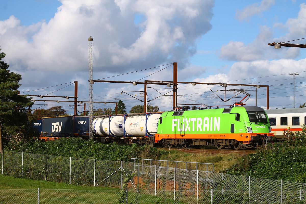 Hectorrail/FLIXTRAIN 242.503 vor KLV Zug wartet in Pattburg/Padborg auf Ausfahrt im Blockabstand des EC 397 nach Hamburg Hbf, 29.09.2024