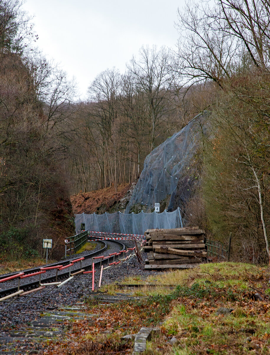 Hellertalbahn Zug entgleist und die Strecke bleibt weiter lange gesperrt...
Die Strecke der Hellertalbahn (KBS 462), vom Hp Knigsstollen in Richtung Betzdorf gesehen am 24.12.2022. Hier sieht man Tatsache das rechts vom Gleis bereits umfangreiche Hangsicherungsmanahmen stattgefunden haben. Leider gab es am 23.12.2022 einen Erdrutsch (bei km 88,4) auf der linken Seite und ein Triebwagen entgleiste. Verletzt wurde zum Glck niemand.

Derzeit muss man von einer Sperrung der Hellertalbahn bis zum Juni ausgehen. Ja, die Sicherheit geht vor!!! Eine korrekte Sicherung dauert und kostet einen sechsteiligen Betrag.  

Aber wre nicht auch eine temporre kurzfristige Sicherung fr einen kleineren Betrag denkbar. Man knnte doch das Betriebsgleis, soweit wie mglich, nach rechts an den bereits gesicherten Hang verschwenken. Dadurch entstnde Platz fr eine temporre Absicherung des linken Hanges, wie sie krzlich auch im Mittelrheintal realisiert wurde (Stichwort: Beton-Legosteine) und der Zugverkehr knnte wieder rollen. Zudem knnten dann spter die erforderlichen weiteren Schutznetze voraussichtlich ohne zustzliche betriebliche Einschrnkungen an-bringen.  

Neben der Sperrung der Bahn, gibt es in Herdorf wegen Straenbauarbeiten schon genug Probleme mit dem Umleitungsverkehr auf den Straen. Hinzu kommt ab Anfang April ein weiteres Problem in der Verbindung zwischen Betzdorf und Herdorf, denn dann wird der vom Landesbetrieb Mobilitt beauftragte Abriss und Neubau der Hellerbrcke in Herdorf beginnen. Die L284 soll dafr bis August gesperrt bleiben und in den ersten sechs Wochen auch die wichtige Umleitungsverbindung ber die L285 nach Daaden. Dies wird sich auch auf den Schler- und Schienenersatzverkehr von und nach Betzdorf sowie den Lkw-Verkehr auswirken.

Quelle: Artikel der Rhein Zeitung vom 27.01.2023 (Seite 23), sowie meine Worte.

In der Kategorie, unter:
http://hellertal.startbilder.de/name/galerie/kategorie/deutschland~bildreportagen~entgleisung-auf-der-hellertalbahn-am-231222-und-ihre-auswirkungen-2.html
habe ich ein paar Bilder zum Thema zusammengestellt.

