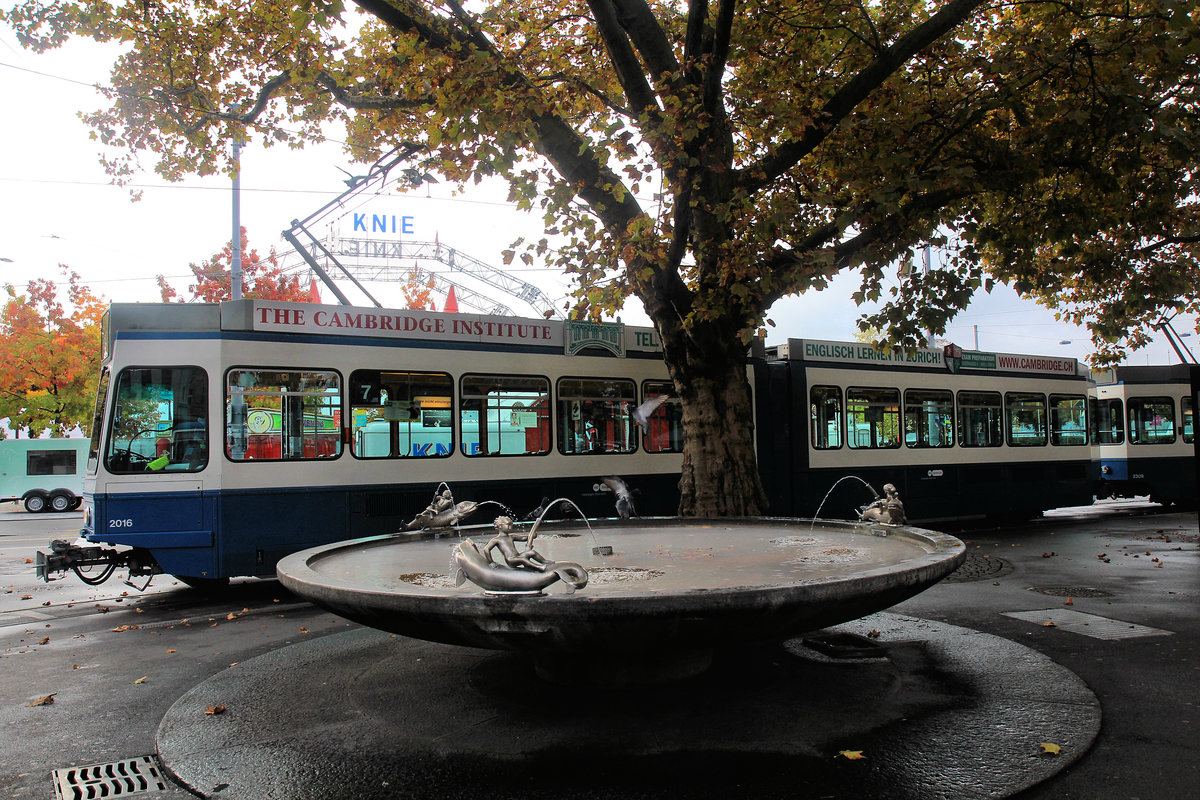 Herbstliches Zürich: Tram 2000 Nr. 2016, Bellevue. 17.Oktober 2020 