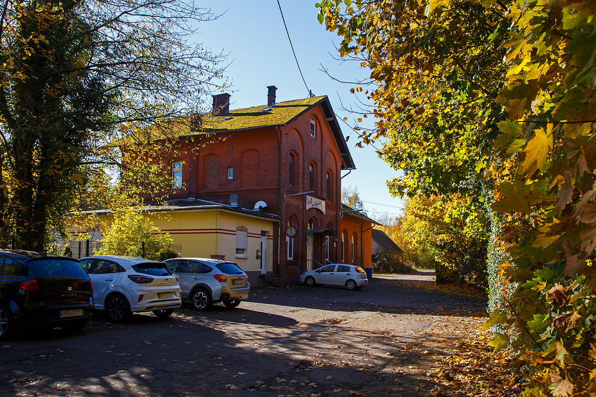 Herbstzeit oder Indian Summer in Herdorf.....
ehemalige Empfangsgebäude (heute Privatbesitz) vom Bahnhof Herdorf am 23.10.2021 von der Straßenseite.
